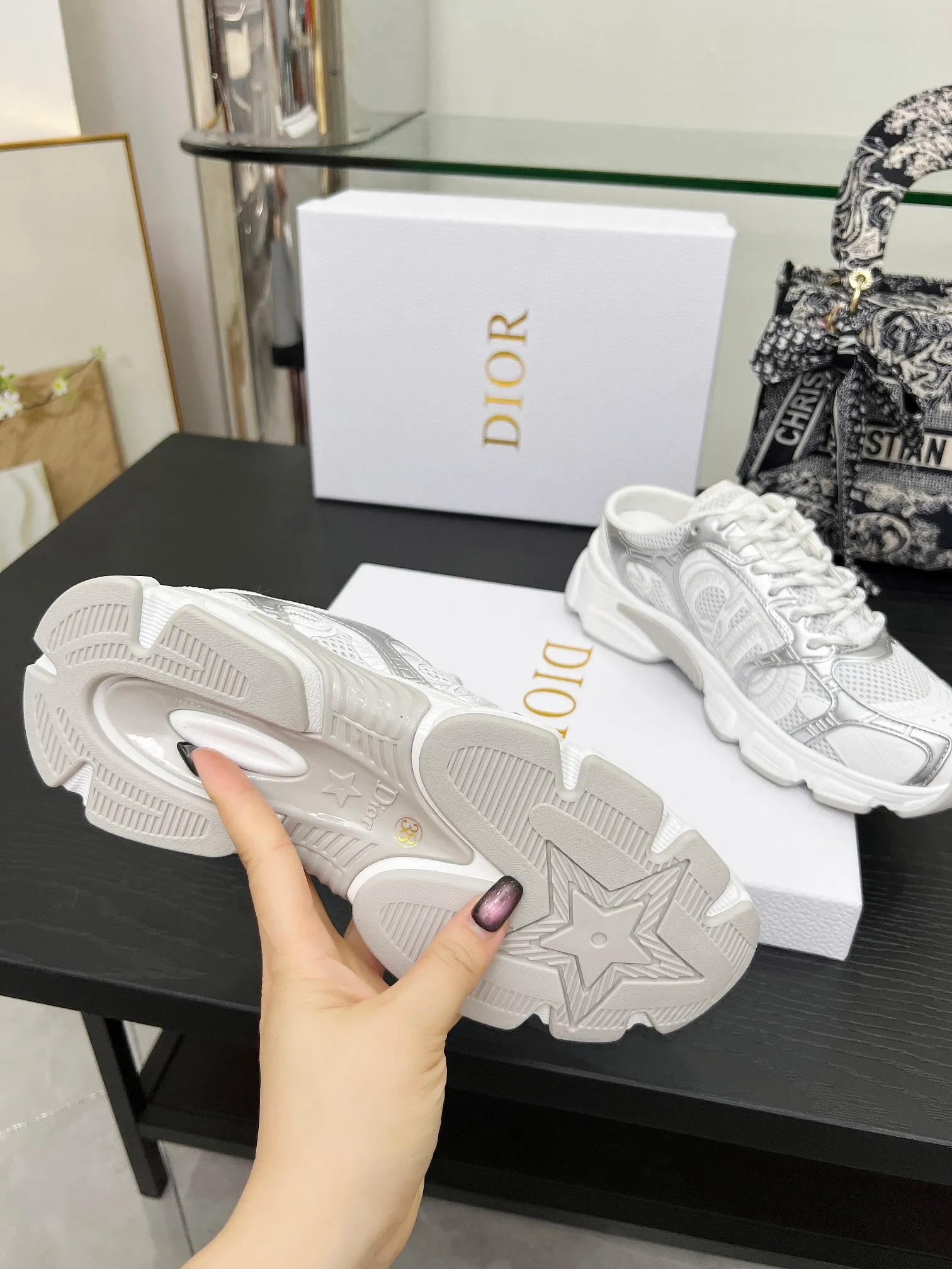 p560🐮🐮This Dior Chrono sports half slipper reinterprets running shoes with Dior's haute couture style. Gray mesh fabric is paired with tonal suede calfskin panels, the CD logo on the side, the star patch on the tongue and the Dior logo on the heel, all in classic fine detail. Featuring two-tone laces and a lightweight sole with star graphics, they can be worn year-round. Size: Women’s size 35-41 (35/42 can be customized) Men’s size 40-46 (men’s version is being printed) Color: 12 colors available